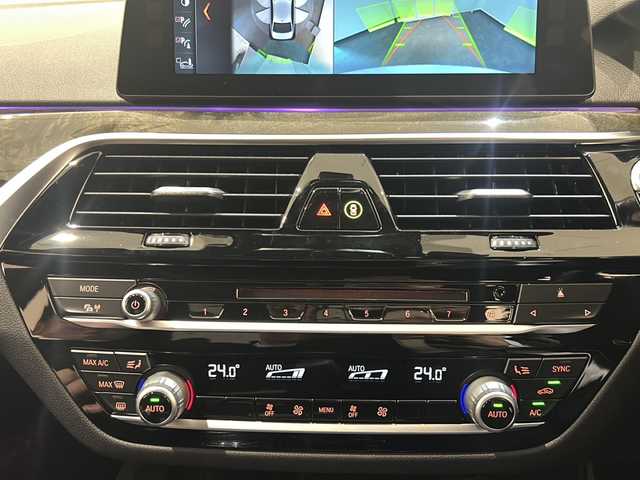 ＢＭＷ ５２３ｄ Mスポーツ 新潟県 2018(平30)年 3.7万km アルピンホワイトⅢ オプション/イノベーションパッケージ/・BMWディスプレイキー/・リモートパーキング/・BMWジェスチャーコントロール/・BMWヘッドアップディスプレイ/・ワイヤレスチャージング/標準装備/ドライビングアシストプラス/・アダプティブクルーズコントロール/・ステアリング・レーンコントロールアシスト/パーキングアシストプラス/・PDCパークディスタンスコントロール/・パーキングアシスト/・トップビュー・３Dビュー/・サイドビュー/・リアビュー/アダプティブLEDヘッドライト/・オートハイビーム/・コーナリングライト/アンビエントライト