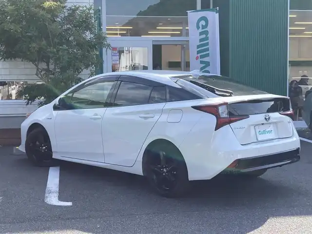 トヨタ プリウス S ツーリングセレクション 愛媛県 2019(平31)年 3.8万km ホワイトパールクリスタルシャイン 純正ナビ（NSZT-W68T)/・CD/DVD/フルセグTV/MSV/Bluetooth/バックカメラ/プリクラッシュセーフティー/・衝突軽減ブレーキ/・レーンキープアシスト/・レーンディパーチャーアラート/・クリアランスソナー/・パーキングブレーキサポート/・ふらつき検知/・レーダクルーズコントロール/・オートハイビーム/バックカメラ/レザーシート/・D/N席シートヒーター/ビルトインETC/LEDオートライト/プッシュスタート/・スペアキー/取扱説明書/保証書