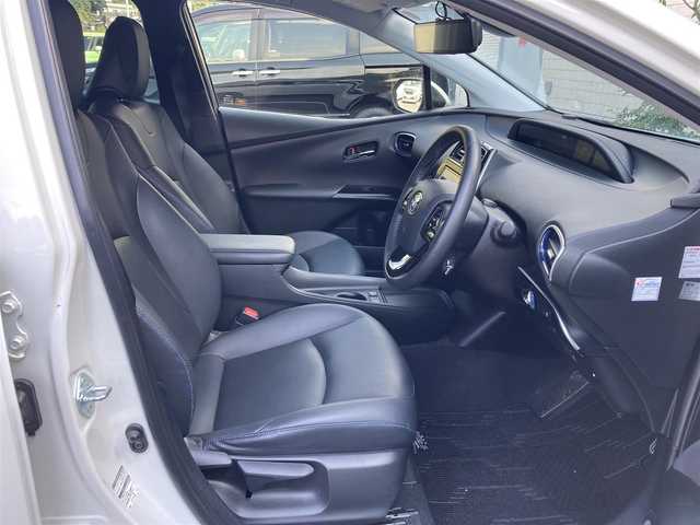 トヨタ プリウス S ツーリングセレクション 愛媛県 2019(平31)年 3.8万km ホワイトパールクリスタルシャイン 純正ナビ（NSZT-W68T)/・CD/DVD/フルセグTV/MSV/Bluetooth/バックカメラ/プリクラッシュセーフティー/・衝突軽減ブレーキ/・レーンキープアシスト/・レーンディパーチャーアラート/・クリアランスソナー/・パーキングブレーキサポート/・ふらつき検知/・レーダクルーズコントロール/・オートハイビーム/バックカメラ/レザーシート/・D/N席シートヒーター/ビルトインETC/LEDオートライト/プッシュスタート/・スペアキー/取扱説明書/保証書