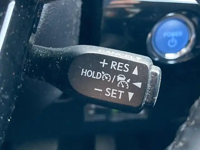 トヨタ プリウス S ツーリングセレクション 愛媛県 2019(平31)年 3.8万km ホワイトパールクリスタルシャイン 純正ナビ（NSZT-W68T)/・CD/DVD/フルセグTV/MSV/Bluetooth/バックカメラ/プリクラッシュセーフティー/・衝突軽減ブレーキ/・レーンキープアシスト/・レーンディパーチャーアラート/・クリアランスソナー/・パーキングブレーキサポート/・ふらつき検知/・レーダクルーズコントロール/・オートハイビーム/バックカメラ/レザーシート/・D/N席シートヒーター/ビルトインETC/LEDオートライト/プッシュスタート/・スペアキー/取扱説明書/保証書