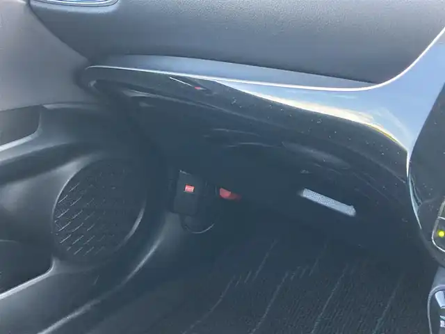 トヨタ プリウス S ツーリングセレクション 愛媛県 2019(平31)年 3.8万km ホワイトパールクリスタルシャイン 純正ナビ（NSZT-W68T)/・CD/DVD/フルセグTV/MSV/Bluetooth/バックカメラ/プリクラッシュセーフティー/・衝突軽減ブレーキ/・レーンキープアシスト/・レーンディパーチャーアラート/・クリアランスソナー/・パーキングブレーキサポート/・ふらつき検知/・レーダクルーズコントロール/・オートハイビーム/バックカメラ/レザーシート/・D/N席シートヒーター/ビルトインETC/LEDオートライト/プッシュスタート/・スペアキー/取扱説明書/保証書