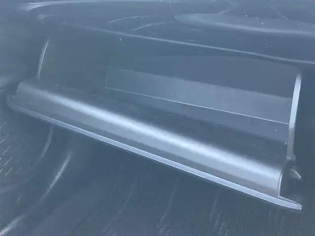 トヨタ プリウス S ツーリングセレクション 愛媛県 2019(平31)年 3.8万km ホワイトパールクリスタルシャイン 純正ナビ（NSZT-W68T)/・CD/DVD/フルセグTV/MSV/Bluetooth/バックカメラ/プリクラッシュセーフティー/・衝突軽減ブレーキ/・レーンキープアシスト/・レーンディパーチャーアラート/・クリアランスソナー/・パーキングブレーキサポート/・ふらつき検知/・レーダクルーズコントロール/・オートハイビーム/バックカメラ/レザーシート/・D/N席シートヒーター/ビルトインETC/LEDオートライト/プッシュスタート/・スペアキー/取扱説明書/保証書