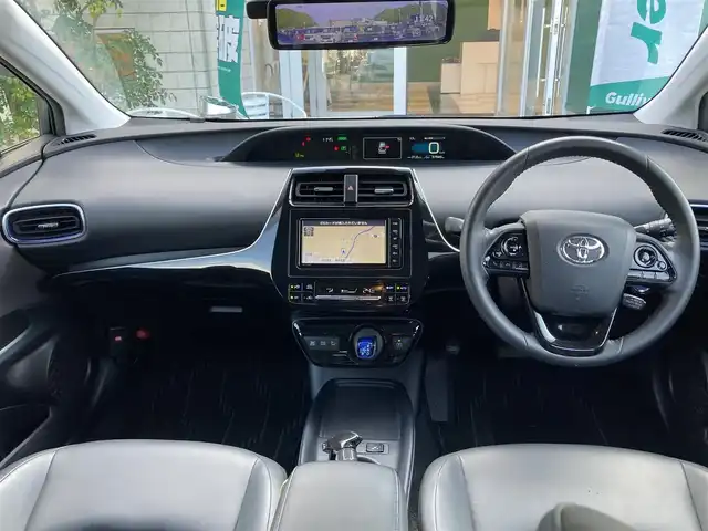 トヨタ プリウス S ツーリングセレクション 愛媛県 2019(平31)年 3.8万km ホワイトパールクリスタルシャイン 純正ナビ（NSZT-W68T)/・CD/DVD/フルセグTV/MSV/Bluetooth/バックカメラ/プリクラッシュセーフティー/・衝突軽減ブレーキ/・レーンキープアシスト/・レーンディパーチャーアラート/・クリアランスソナー/・パーキングブレーキサポート/・ふらつき検知/・レーダクルーズコントロール/・オートハイビーム/バックカメラ/レザーシート/・D/N席シートヒーター/ビルトインETC/LEDオートライト/プッシュスタート/・スペアキー/取扱説明書/保証書