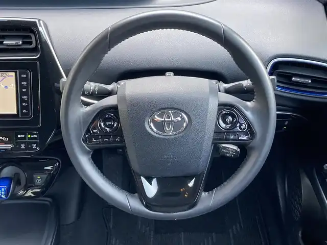 トヨタ プリウス S ツーリングセレクション 愛媛県 2019(平31)年 3.8万km ホワイトパールクリスタルシャイン 純正ナビ（NSZT-W68T)/・CD/DVD/フルセグTV/MSV/Bluetooth/バックカメラ/プリクラッシュセーフティー/・衝突軽減ブレーキ/・レーンキープアシスト/・レーンディパーチャーアラート/・クリアランスソナー/・パーキングブレーキサポート/・ふらつき検知/・レーダクルーズコントロール/・オートハイビーム/バックカメラ/レザーシート/・D/N席シートヒーター/ビルトインETC/LEDオートライト/プッシュスタート/・スペアキー/取扱説明書/保証書