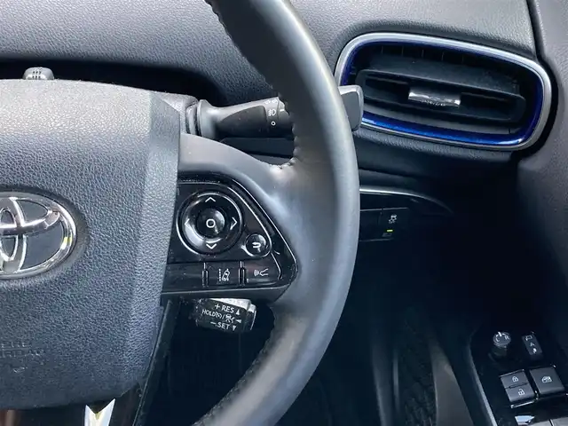 トヨタ プリウス S ツーリングセレクション 愛媛県 2019(平31)年 3.8万km ホワイトパールクリスタルシャイン 純正ナビ（NSZT-W68T)/・CD/DVD/フルセグTV/MSV/Bluetooth/バックカメラ/プリクラッシュセーフティー/・衝突軽減ブレーキ/・レーンキープアシスト/・レーンディパーチャーアラート/・クリアランスソナー/・パーキングブレーキサポート/・ふらつき検知/・レーダクルーズコントロール/・オートハイビーム/バックカメラ/レザーシート/・D/N席シートヒーター/ビルトインETC/LEDオートライト/プッシュスタート/・スペアキー/取扱説明書/保証書