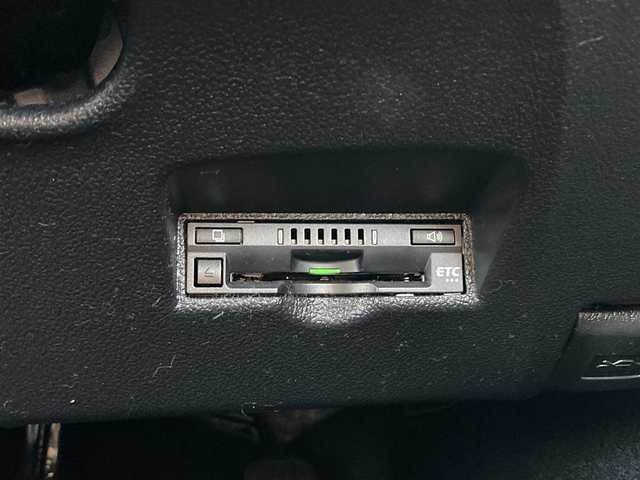 トヨタ プリウス S ツーリングセレクション 愛媛県 2019(平31)年 3.8万km ホワイトパールクリスタルシャイン 純正ナビ（NSZT-W68T)/・CD/DVD/フルセグTV/MSV/Bluetooth/バックカメラ/プリクラッシュセーフティー/・衝突軽減ブレーキ/・レーンキープアシスト/・レーンディパーチャーアラート/・クリアランスソナー/・パーキングブレーキサポート/・ふらつき検知/・レーダクルーズコントロール/・オートハイビーム/バックカメラ/レザーシート/・D/N席シートヒーター/ビルトインETC/LEDオートライト/プッシュスタート/・スペアキー/取扱説明書/保証書