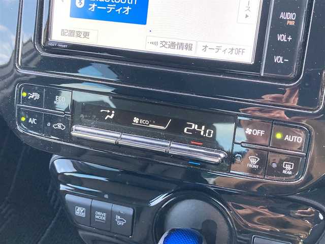 トヨタ プリウス S ツーリングセレクション 愛媛県 2019(平31)年 3.8万km ホワイトパールクリスタルシャイン 純正ナビ（NSZT-W68T)/・CD/DVD/フルセグTV/MSV/Bluetooth/バックカメラ/プリクラッシュセーフティー/・衝突軽減ブレーキ/・レーンキープアシスト/・レーンディパーチャーアラート/・クリアランスソナー/・パーキングブレーキサポート/・ふらつき検知/・レーダクルーズコントロール/・オートハイビーム/バックカメラ/レザーシート/・D/N席シートヒーター/ビルトインETC/LEDオートライト/プッシュスタート/・スペアキー/取扱説明書/保証書