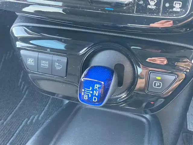 トヨタ プリウス S ツーリングセレクション 愛媛県 2019(平31)年 3.8万km ホワイトパールクリスタルシャイン 純正ナビ（NSZT-W68T)/・CD/DVD/フルセグTV/MSV/Bluetooth/バックカメラ/プリクラッシュセーフティー/・衝突軽減ブレーキ/・レーンキープアシスト/・レーンディパーチャーアラート/・クリアランスソナー/・パーキングブレーキサポート/・ふらつき検知/・レーダクルーズコントロール/・オートハイビーム/バックカメラ/レザーシート/・D/N席シートヒーター/ビルトインETC/LEDオートライト/プッシュスタート/・スペアキー/取扱説明書/保証書