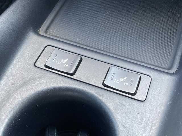 トヨタ プリウス S ツーリングセレクション 愛媛県 2019(平31)年 3.8万km ホワイトパールクリスタルシャイン 純正ナビ（NSZT-W68T)/・CD/DVD/フルセグTV/MSV/Bluetooth/バックカメラ/プリクラッシュセーフティー/・衝突軽減ブレーキ/・レーンキープアシスト/・レーンディパーチャーアラート/・クリアランスソナー/・パーキングブレーキサポート/・ふらつき検知/・レーダクルーズコントロール/・オートハイビーム/バックカメラ/レザーシート/・D/N席シートヒーター/ビルトインETC/LEDオートライト/プッシュスタート/・スペアキー/取扱説明書/保証書