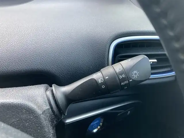 トヨタ プリウス S ツーリングセレクション 愛媛県 2019(平31)年 3.8万km ホワイトパールクリスタルシャイン 純正ナビ（NSZT-W68T)/・CD/DVD/フルセグTV/MSV/Bluetooth/バックカメラ/プリクラッシュセーフティー/・衝突軽減ブレーキ/・レーンキープアシスト/・レーンディパーチャーアラート/・クリアランスソナー/・パーキングブレーキサポート/・ふらつき検知/・レーダクルーズコントロール/・オートハイビーム/バックカメラ/レザーシート/・D/N席シートヒーター/ビルトインETC/LEDオートライト/プッシュスタート/・スペアキー/取扱説明書/保証書