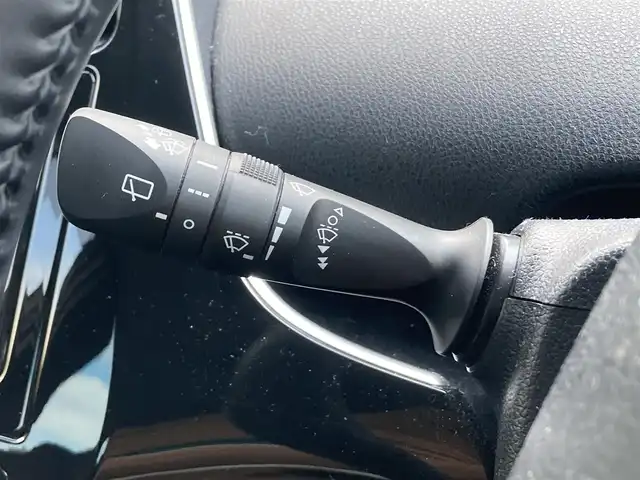 トヨタ プリウス S ツーリングセレクション 愛媛県 2019(平31)年 3.8万km ホワイトパールクリスタルシャイン 純正ナビ（NSZT-W68T)/・CD/DVD/フルセグTV/MSV/Bluetooth/バックカメラ/プリクラッシュセーフティー/・衝突軽減ブレーキ/・レーンキープアシスト/・レーンディパーチャーアラート/・クリアランスソナー/・パーキングブレーキサポート/・ふらつき検知/・レーダクルーズコントロール/・オートハイビーム/バックカメラ/レザーシート/・D/N席シートヒーター/ビルトインETC/LEDオートライト/プッシュスタート/・スペアキー/取扱説明書/保証書