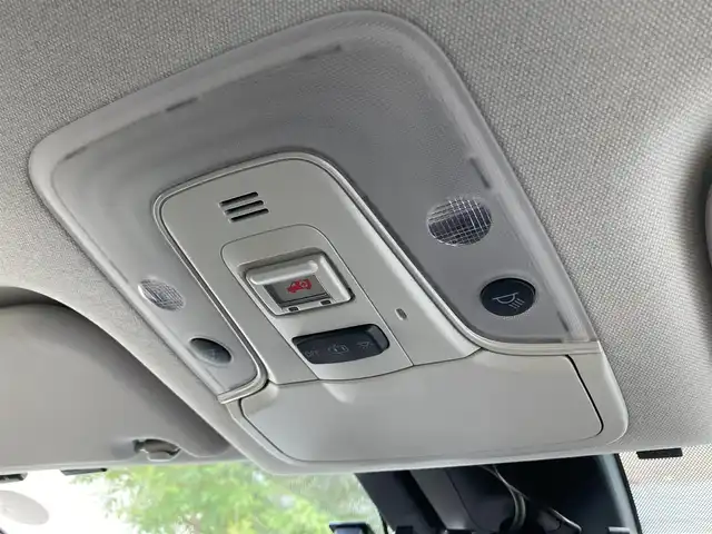 トヨタ プリウス S ツーリングセレクション 愛媛県 2019(平31)年 3.8万km ホワイトパールクリスタルシャイン 純正ナビ（NSZT-W68T)/・CD/DVD/フルセグTV/MSV/Bluetooth/バックカメラ/プリクラッシュセーフティー/・衝突軽減ブレーキ/・レーンキープアシスト/・レーンディパーチャーアラート/・クリアランスソナー/・パーキングブレーキサポート/・ふらつき検知/・レーダクルーズコントロール/・オートハイビーム/バックカメラ/レザーシート/・D/N席シートヒーター/ビルトインETC/LEDオートライト/プッシュスタート/・スペアキー/取扱説明書/保証書