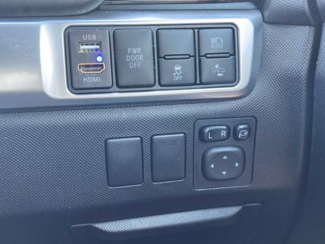 トヨタ エスティマ アエラス プレミアム G 大阪府 2017(平29)年 7.7万km スパークリングブラックパールクリスタルシャイン 衝突軽減システム　両側パワースライドドア　９型純正ナビ　フルセグＴＶ　ＣＤ　ＤＶＤ　Bluetooth　ＨＤＭＩ　バックカメラ　１２．１型純正フリップダウンモニター　ハーフレザーシート　前席シートヒーター　運転席パワーシート　ＥＴＣ　7人乗り　パワーバックドア　クルーズコントロール　コンビハンドル　ドライブレコーダー　AC100V充電　プッシュスタート　スマートキー　スペアキー　取扱説明書　保証書　