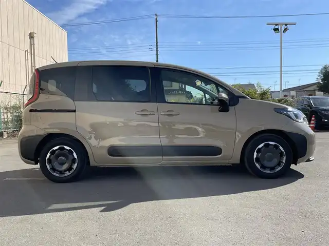 トヨタ シエンタ ハイブリッド Z 東京都 2025(令7)年 0.8万km ベージュ 純正ナビ/・フルセグTV　Bluetooth　USB/全周囲カメラ　/両側電動スライドドア　/ドライブレコーダー　/純正フロアマット　/ＢＳＭ　/ＥＴＣ　/オートＨＶ　/コーナーセンサー　/ＬＥＤヘッドライト　　/衝突被害軽減システム　/ABS/横滑り防止装置/レーンアシスト/オートライト