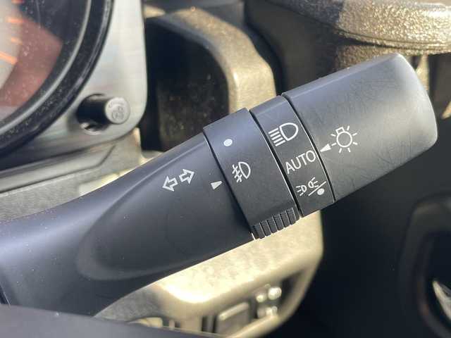 スズキ ジムニー XC 大阪府 2024(令6)年 1.1万km ミディアムグレー ＤＡＭＤグリル/カヤバショックアブソーバー/アピオ16インチアルミホイール/ボンネットダンパー/黒革調シートカバー/ラバーフロアマット/ディスプレイオーディオ/CD/BT/USB/バックカメラ/ドライブレコーダー/衝突軽減システム/レーンキープアシスト/クルーズコントロール/LEDヘッドライト/オートライト/ヒーテッドドアミラー/ヘッドライトウォッシャー/取説/保証書/スペアキーｘ１