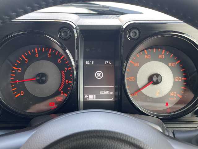 スズキ ジムニー XC 大阪府 2024(令6)年 1.1万km ミディアムグレー ＤＡＭＤグリル/カヤバショックアブソーバー/アピオ16インチアルミホイール/ボンネットダンパー/黒革調シートカバー/ラバーフロアマット/ディスプレイオーディオ/CD/BT/USB/バックカメラ/ドライブレコーダー/衝突軽減システム/レーンキープアシスト/クルーズコントロール/LEDヘッドライト/オートライト/ヒーテッドドアミラー/ヘッドライトウォッシャー/取説/保証書/スペアキーｘ１