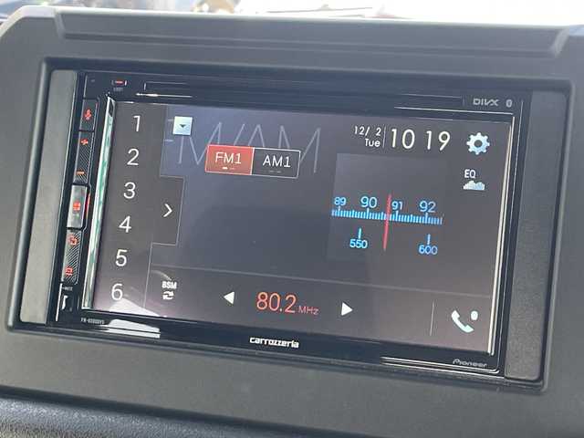 スズキ ジムニー XC 大阪府 2024(令6)年 1.1万km ミディアムグレー ＤＡＭＤグリル/カヤバショックアブソーバー/アピオ16インチアルミホイール/ボンネットダンパー/黒革調シートカバー/ラバーフロアマット/ディスプレイオーディオ/CD/BT/USB/バックカメラ/ドライブレコーダー/衝突軽減システム/レーンキープアシスト/クルーズコントロール/LEDヘッドライト/オートライト/ヒーテッドドアミラー/ヘッドライトウォッシャー/取説/保証書/スペアキーｘ１