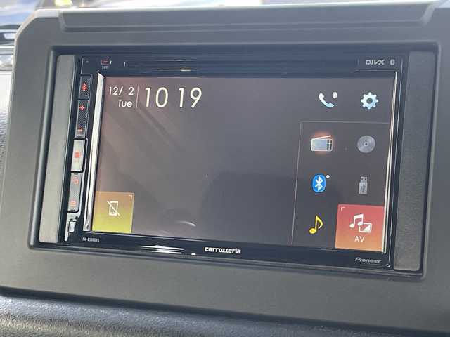 スズキ ジムニー XC 大阪府 2024(令6)年 1.1万km ミディアムグレー ＤＡＭＤグリル/カヤバショックアブソーバー/アピオ16インチアルミホイール/ボンネットダンパー/黒革調シートカバー/ラバーフロアマット/ディスプレイオーディオ/CD/BT/USB/バックカメラ/ドライブレコーダー/衝突軽減システム/レーンキープアシスト/クルーズコントロール/LEDヘッドライト/オートライト/ヒーテッドドアミラー/ヘッドライトウォッシャー/取説/保証書/スペアキーｘ１