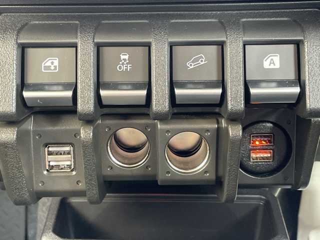 スズキ ジムニー XC 大阪府 2024(令6)年 1.1万km ミディアムグレー ＤＡＭＤグリル/カヤバショックアブソーバー/アピオ16インチアルミホイール/ボンネットダンパー/黒革調シートカバー/ラバーフロアマット/ディスプレイオーディオ/CD/BT/USB/バックカメラ/ドライブレコーダー/衝突軽減システム/レーンキープアシスト/クルーズコントロール/LEDヘッドライト/オートライト/ヒーテッドドアミラー/ヘッドライトウォッシャー/取説/保証書/スペアキーｘ１