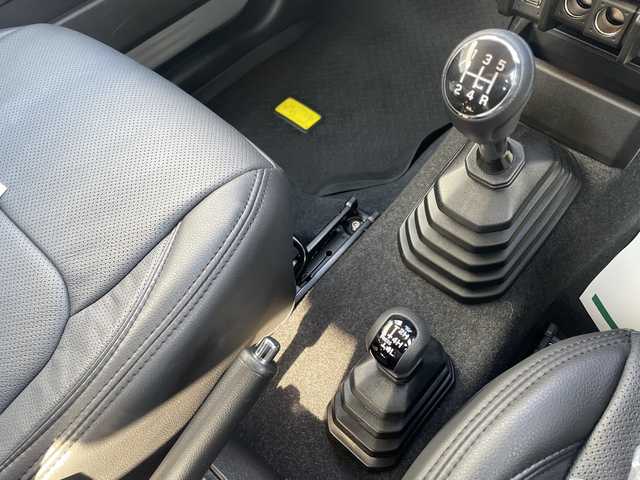 スズキ ジムニー XC 大阪府 2024(令6)年 1.1万km ミディアムグレー ＤＡＭＤグリル/カヤバショックアブソーバー/アピオ16インチアルミホイール/ボンネットダンパー/黒革調シートカバー/ラバーフロアマット/ディスプレイオーディオ/CD/BT/USB/バックカメラ/ドライブレコーダー/衝突軽減システム/レーンキープアシスト/クルーズコントロール/LEDヘッドライト/オートライト/ヒーテッドドアミラー/ヘッドライトウォッシャー/取説/保証書/スペアキーｘ１