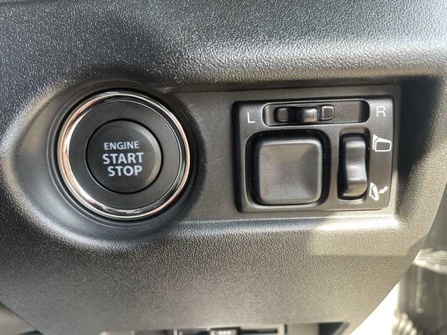 スズキ ジムニー XC 大阪府 2024(令6)年 1.1万km ミディアムグレー ＤＡＭＤグリル/カヤバショックアブソーバー/アピオ16インチアルミホイール/ボンネットダンパー/黒革調シートカバー/ラバーフロアマット/ディスプレイオーディオ/CD/BT/USB/バックカメラ/ドライブレコーダー/衝突軽減システム/レーンキープアシスト/クルーズコントロール/LEDヘッドライト/オートライト/ヒーテッドドアミラー/ヘッドライトウォッシャー/取説/保証書/スペアキーｘ１