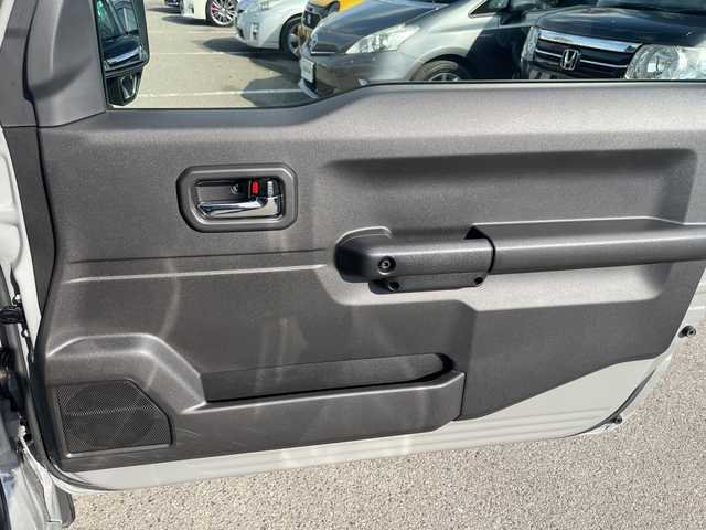 スズキ ジムニー XC 大阪府 2024(令6)年 1.1万km ミディアムグレー ＤＡＭＤグリル/カヤバショックアブソーバー/アピオ16インチアルミホイール/ボンネットダンパー/黒革調シートカバー/ラバーフロアマット/ディスプレイオーディオ/CD/BT/USB/バックカメラ/ドライブレコーダー/衝突軽減システム/レーンキープアシスト/クルーズコントロール/LEDヘッドライト/オートライト/ヒーテッドドアミラー/ヘッドライトウォッシャー/取説/保証書/スペアキーｘ１