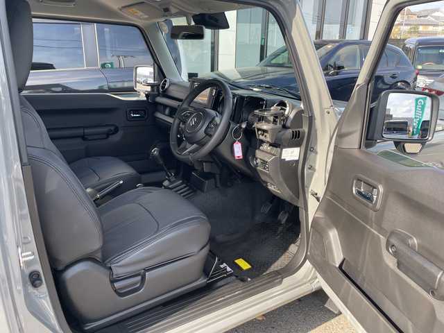 スズキ ジムニー XC 大阪府 2024(令6)年 1.1万km ミディアムグレー ＤＡＭＤグリル/カヤバショックアブソーバー/アピオ16インチアルミホイール/ボンネットダンパー/黒革調シートカバー/ラバーフロアマット/ディスプレイオーディオ/CD/BT/USB/バックカメラ/ドライブレコーダー/衝突軽減システム/レーンキープアシスト/クルーズコントロール/LEDヘッドライト/オートライト/ヒーテッドドアミラー/ヘッドライトウォッシャー/取説/保証書/スペアキーｘ１