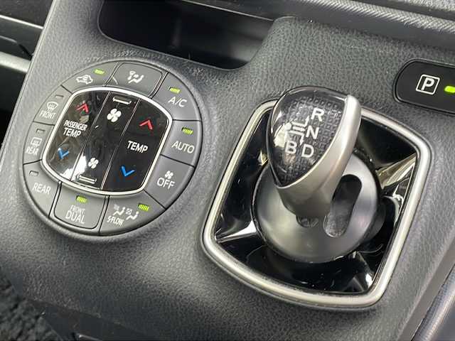 トヨタ ヴォクシー ハイブリッド X 愛知県 2014(平26)年 12.4万km ブラッキッシュアゲハガラスフレーク (株)IDOMが運営する【じしゃロン名古屋鳴海店】の自社ローン専用車両になりますこちらは現金またはオートローンご利用時の価格です。自社ローンご希望の方は別途その旨お申付け下さい/純正9インチナビフルセグTV/バックカメラ/ETC/両側パワースライドドア/社外17インチアルミ/社外アルミ冬タイヤ積込/保証書/スペアキー