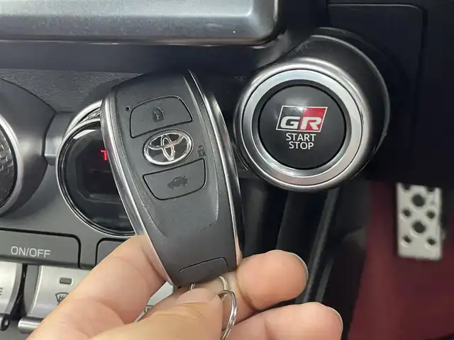 トヨタ ＧＲ８６ RZ 群馬県 2022(令4)年 3万km クリスタルホワイトパール 純正9インチナビ/・AM/FM/CD/DVD/SD/Bluetooth/フルセグTV/バックカメラ/クルーズコントロール/前席シートヒーター/ステアリング連動ヘッドランプ/後側方警戒支援システム/左右独立温度コントロールフルオートエアコン/Bi-Beam LEDヘッドランプ（オートレベリング機能付＋LEDクリアランスランプ＋LEDターンランプ）/マクファーソンストラット式フロントサスペンション/ダブルウィッシュボーン式リヤサスペンション/トルセンLSD（リミテッド・スリップ・デフ）/純正18インチアルミホイール