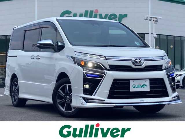 トヨタ ヴォクシー ZS 煌Ⅲ 佐賀県 2021(令3)年 3.3万km ホワイトパールクリスタルシャイン モデリスタエアロ/純正10インチナビ/純正フリップダウンモニター/バックカメラ/トヨタセーフティセンス/・プリクラッシュセーフティ/・レーンディパーチャーアラート/・オートハイビーム/クリアランスソナー/クルーズコントロール/両側パワースライドドア/ドライブレコーダー/アイドリングストップ/ビルトインETC2.0/革調シートカバー/ステアリングリモコン/プッシュスタート/スマートキー/LEDヘッドライト/フォグライト/純正アルミホイール
