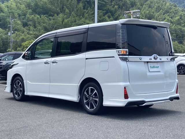 トヨタ ヴォクシー ZS 煌Ⅲ 佐賀県 2021(令3)年 3.3万km ホワイトパールクリスタルシャイン モデリスタエアロ/純正10インチナビ/純正フリップダウンモニター/バックカメラ/トヨタセーフティセンス/・プリクラッシュセーフティ/・レーンディパーチャーアラート/・オートハイビーム/クリアランスソナー/クルーズコントロール/両側パワースライドドア/ドライブレコーダー/アイドリングストップ/ビルトインETC2.0/革調シートカバー/ステアリングリモコン/プッシュスタート/スマートキー/LEDヘッドライト/フォグライト/純正アルミホイール