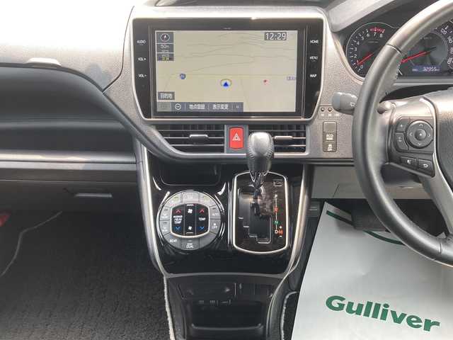トヨタ ヴォクシー ZS 煌Ⅲ 佐賀県 2021(令3)年 3.3万km ホワイトパールクリスタルシャイン モデリスタエアロ/純正10インチナビ/純正フリップダウンモニター/バックカメラ/トヨタセーフティセンス/・プリクラッシュセーフティ/・レーンディパーチャーアラート/・オートハイビーム/クリアランスソナー/クルーズコントロール/両側パワースライドドア/ドライブレコーダー/アイドリングストップ/ビルトインETC2.0/革調シートカバー/ステアリングリモコン/プッシュスタート/スマートキー/LEDヘッドライト/フォグライト/純正アルミホイール