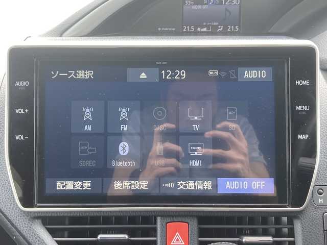 トヨタ ヴォクシー ZS 煌Ⅲ 佐賀県 2021(令3)年 3.3万km ホワイトパールクリスタルシャイン モデリスタエアロ/純正10インチナビ/純正フリップダウンモニター/バックカメラ/トヨタセーフティセンス/・プリクラッシュセーフティ/・レーンディパーチャーアラート/・オートハイビーム/クリアランスソナー/クルーズコントロール/両側パワースライドドア/ドライブレコーダー/アイドリングストップ/ビルトインETC2.0/革調シートカバー/ステアリングリモコン/プッシュスタート/スマートキー/LEDヘッドライト/フォグライト/純正アルミホイール