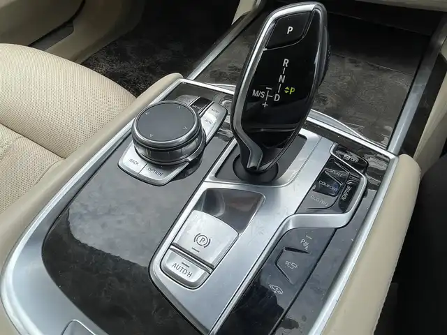 ＢＭＷ ７４０ｉ 740i 福島県 2016(平28)年 10.9万km アルピンホワイトⅢ サンルーフ/レザーシート/純正ナビ/全周囲カメラ/フルセグテレビ/Bluetooth接続/ハーマンカードン/クルーズコントロール/レーンアシスト /ドライブレコーダー/シートヒーター/パワートランク/純正19インチAW/アイドリングストップ/保証書/取説書