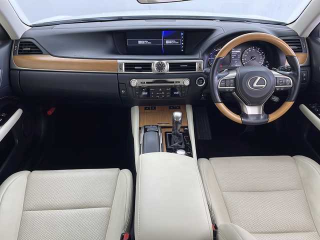 レクサス ＧＳ 300h バージョンL 鹿児島県 2016(平28)年 4万km ソニッククォーツ メーカーOPナビ/（AM/FM/CD/DVD/Bluetooth）/バックカメラ/セーフティシステムプラス/・プリクラッシュセーフティシステム/・レーンキーピングアシスト/・オートマチックハイビーム/・レーダークルーズコントロール/シートヒーター/シートベンチレーション/三眼LEDライト/前席パワーシート/スマートキー/フルセグTV/パワーバックドア/革巻きステアリングホイール/ステアリングヒーター/ブラインドスポットモニター/ヘッドアップディスプレイ