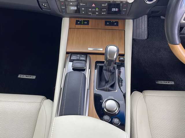 レクサス ＧＳ 300h バージョンL 鹿児島県 2016(平28)年 4万km ソニッククォーツ メーカーOPナビ/（AM/FM/CD/DVD/Bluetooth）/バックカメラ/セーフティシステムプラス/・プリクラッシュセーフティシステム/・レーンキーピングアシスト/・オートマチックハイビーム/・レーダークルーズコントロール/シートヒーター/シートベンチレーション/三眼LEDライト/前席パワーシート/スマートキー/フルセグTV/パワーバックドア/革巻きステアリングホイール/ステアリングヒーター/ブラインドスポットモニター/ヘッドアップディスプレイ