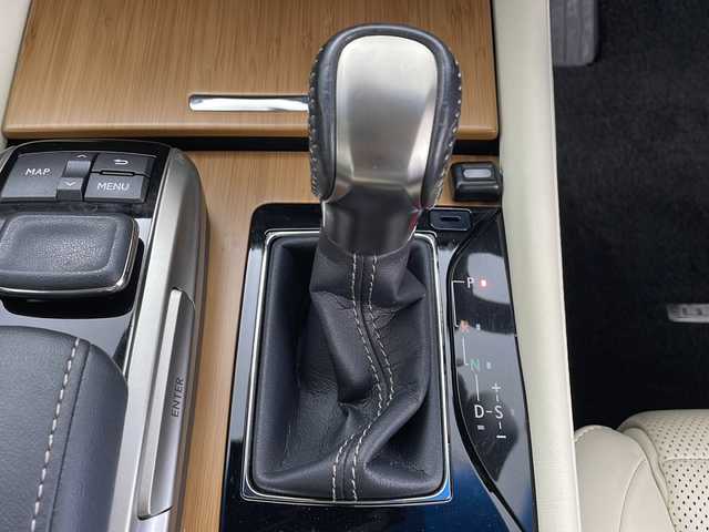 レクサス ＧＳ 300h バージョンL 鹿児島県 2016(平28)年 4万km ソニッククォーツ メーカーOPナビ/（AM/FM/CD/DVD/Bluetooth）/バックカメラ/セーフティシステムプラス/・プリクラッシュセーフティシステム/・レーンキーピングアシスト/・オートマチックハイビーム/・レーダークルーズコントロール/シートヒーター/シートベンチレーション/三眼LEDライト/前席パワーシート/スマートキー/フルセグTV/パワーバックドア/革巻きステアリングホイール/ステアリングヒーター/ブラインドスポットモニター/ヘッドアップディスプレイ