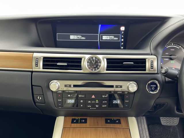 レクサス ＧＳ 300h バージョンL 鹿児島県 2016(平28)年 4万km ソニッククォーツ メーカーOPナビ/（AM/FM/CD/DVD/Bluetooth）/バックカメラ/セーフティシステムプラス/・プリクラッシュセーフティシステム/・レーンキーピングアシスト/・オートマチックハイビーム/・レーダークルーズコントロール/シートヒーター/シートベンチレーション/三眼LEDライト/前席パワーシート/スマートキー/フルセグTV/パワーバックドア/革巻きステアリングホイール/ステアリングヒーター/ブラインドスポットモニター/ヘッドアップディスプレイ
