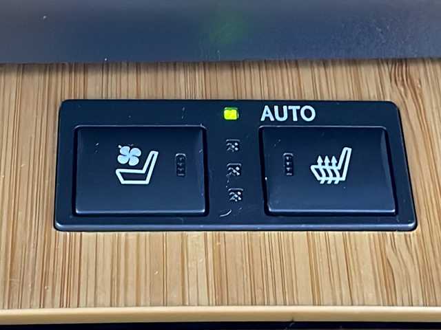 レクサス ＧＳ 300h バージョンL 鹿児島県 2016(平28)年 4万km ソニッククォーツ メーカーOPナビ/（AM/FM/CD/DVD/Bluetooth）/バックカメラ/セーフティシステムプラス/・プリクラッシュセーフティシステム/・レーンキーピングアシスト/・オートマチックハイビーム/・レーダークルーズコントロール/シートヒーター/シートベンチレーション/三眼LEDライト/前席パワーシート/スマートキー/フルセグTV/パワーバックドア/革巻きステアリングホイール/ステアリングヒーター/ブラインドスポットモニター/ヘッドアップディスプレイ