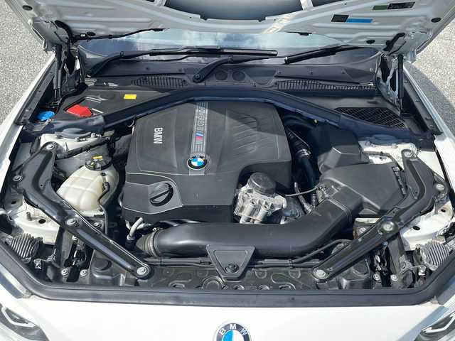 ＢＭＷ Ｍ２ 大阪府 2017(平29)年 6.2万km アルピンホワイトⅢ 純正メモリナビ/・DVD/CD/FM/AM/Bluetooth/ETC/ドライブレコーダー/レーダー探知機/バックカメラ/サンルーフ/衝突軽減ブレーキ/レーンキープアシスト/盗難防止装置/クルーズコントロール/ハーマンカードンスピーカー/革巻きステアリング/ステアリングリモコン/パドルシフト/メモリシート（D席）/パワーシート（D席+N席）/シートヒーター（D席+N席）/黒色レザーシート/コーナーセンサー/HIDヘッドライト/オートライト/オートエアコン/スマートキー×2/プッシュスタート/純正19インチアルミホイール/純正フロアマット/取扱説明書/保証書