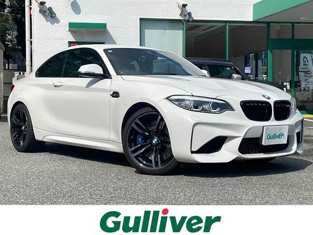ＢＭＷ Ｍ２ 大阪府 2017(平29)年 6.2万km アルピンホワイトⅢ 純正メモリナビ/・DVD/CD/FM/AM/Bluetooth/ETC/ドライブレコーダー/レーダー探知機/バックカメラ/サンルーフ/衝突軽減ブレーキ/レーンキープアシスト/盗難防止装置/クルーズコントロール/ハーマンカードンスピーカー/革巻きステアリング/ステアリングリモコン/パドルシフト/メモリシート（D席）/パワーシート（D席+N席）/シートヒーター（D席+N席）/黒色レザーシート/コーナーセンサー/HIDヘッドライト/オートライト/オートエアコン/スマートキー×2/プッシュスタート/純正19インチアルミホイール/純正フロアマット/取扱説明書/保証書
