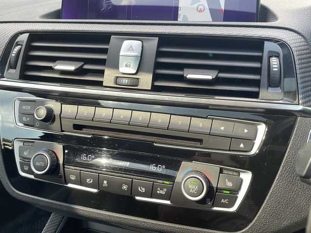 ＢＭＷ Ｍ２ 大阪府 2017(平29)年 6.2万km アルピンホワイトⅢ 純正メモリナビ/・DVD/CD/FM/AM/Bluetooth/ETC/ドライブレコーダー/レーダー探知機/バックカメラ/サンルーフ/衝突軽減ブレーキ/レーンキープアシスト/盗難防止装置/クルーズコントロール/ハーマンカードンスピーカー/革巻きステアリング/ステアリングリモコン/パドルシフト/メモリシート（D席）/パワーシート（D席+N席）/シートヒーター（D席+N席）/黒色レザーシート/コーナーセンサー/HIDヘッドライト/オートライト/オートエアコン/スマートキー×2/プッシュスタート/純正19インチアルミホイール/純正フロアマット/取扱説明書/保証書