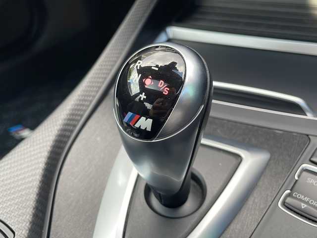 ＢＭＷ Ｍ２ 大阪府 2017(平29)年 6.2万km アルピンホワイトⅢ 純正メモリナビ/・DVD/CD/FM/AM/Bluetooth/ETC/ドライブレコーダー/レーダー探知機/バックカメラ/サンルーフ/衝突軽減ブレーキ/レーンキープアシスト/盗難防止装置/クルーズコントロール/ハーマンカードンスピーカー/革巻きステアリング/ステアリングリモコン/パドルシフト/メモリシート（D席）/パワーシート（D席+N席）/シートヒーター（D席+N席）/黒色レザーシート/コーナーセンサー/HIDヘッドライト/オートライト/オートエアコン/スマートキー×2/プッシュスタート/純正19インチアルミホイール/純正フロアマット/取扱説明書/保証書