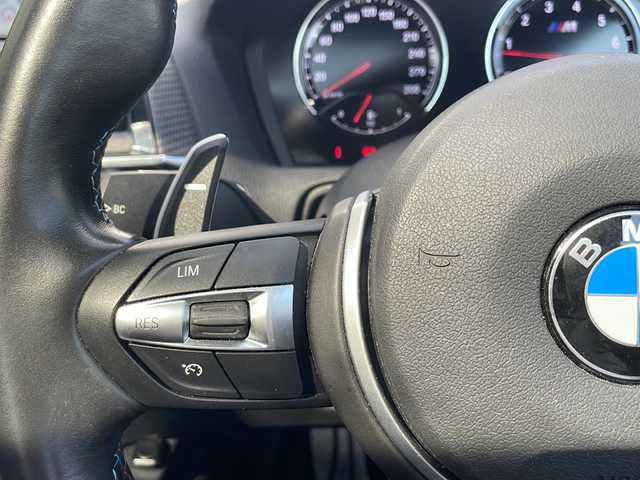 ＢＭＷ Ｍ２ 大阪府 2017(平29)年 6.2万km アルピンホワイトⅢ 純正メモリナビ/・DVD/CD/FM/AM/Bluetooth/ETC/ドライブレコーダー/レーダー探知機/バックカメラ/サンルーフ/衝突軽減ブレーキ/レーンキープアシスト/盗難防止装置/クルーズコントロール/ハーマンカードンスピーカー/革巻きステアリング/ステアリングリモコン/パドルシフト/メモリシート（D席）/パワーシート（D席+N席）/シートヒーター（D席+N席）/黒色レザーシート/コーナーセンサー/HIDヘッドライト/オートライト/オートエアコン/スマートキー×2/プッシュスタート/純正19インチアルミホイール/純正フロアマット/取扱説明書/保証書