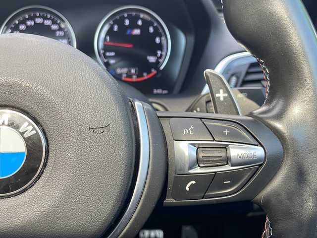 ＢＭＷ Ｍ２ 大阪府 2017(平29)年 6.2万km アルピンホワイトⅢ 純正メモリナビ/・DVD/CD/FM/AM/Bluetooth/ETC/ドライブレコーダー/レーダー探知機/バックカメラ/サンルーフ/衝突軽減ブレーキ/レーンキープアシスト/盗難防止装置/クルーズコントロール/ハーマンカードンスピーカー/革巻きステアリング/ステアリングリモコン/パドルシフト/メモリシート（D席）/パワーシート（D席+N席）/シートヒーター（D席+N席）/黒色レザーシート/コーナーセンサー/HIDヘッドライト/オートライト/オートエアコン/スマートキー×2/プッシュスタート/純正19インチアルミホイール/純正フロアマット/取扱説明書/保証書