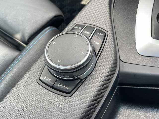 ＢＭＷ Ｍ２ 大阪府 2017(平29)年 6.2万km アルピンホワイトⅢ 純正メモリナビ/・DVD/CD/FM/AM/Bluetooth/ETC/ドライブレコーダー/レーダー探知機/バックカメラ/サンルーフ/衝突軽減ブレーキ/レーンキープアシスト/盗難防止装置/クルーズコントロール/ハーマンカードンスピーカー/革巻きステアリング/ステアリングリモコン/パドルシフト/メモリシート（D席）/パワーシート（D席+N席）/シートヒーター（D席+N席）/黒色レザーシート/コーナーセンサー/HIDヘッドライト/オートライト/オートエアコン/スマートキー×2/プッシュスタート/純正19インチアルミホイール/純正フロアマット/取扱説明書/保証書