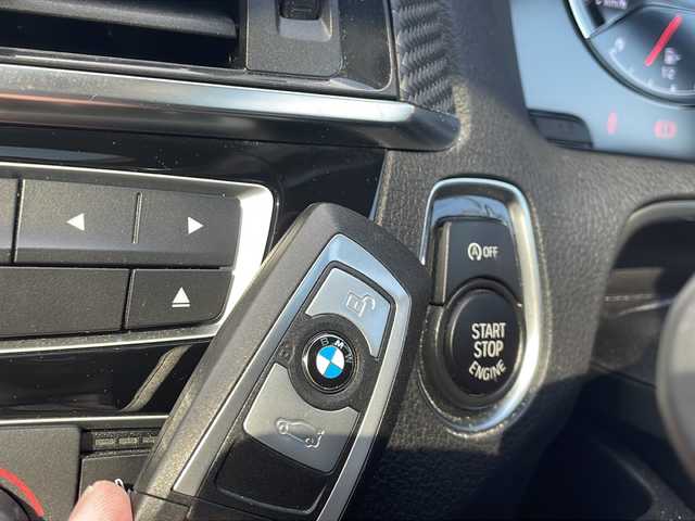 ＢＭＷ Ｍ２ 大阪府 2017(平29)年 6.2万km アルピンホワイトⅢ 純正メモリナビ/・DVD/CD/FM/AM/Bluetooth/ETC/ドライブレコーダー/レーダー探知機/バックカメラ/サンルーフ/衝突軽減ブレーキ/レーンキープアシスト/盗難防止装置/クルーズコントロール/ハーマンカードンスピーカー/革巻きステアリング/ステアリングリモコン/パドルシフト/メモリシート（D席）/パワーシート（D席+N席）/シートヒーター（D席+N席）/黒色レザーシート/コーナーセンサー/HIDヘッドライト/オートライト/オートエアコン/スマートキー×2/プッシュスタート/純正19インチアルミホイール/純正フロアマット/取扱説明書/保証書