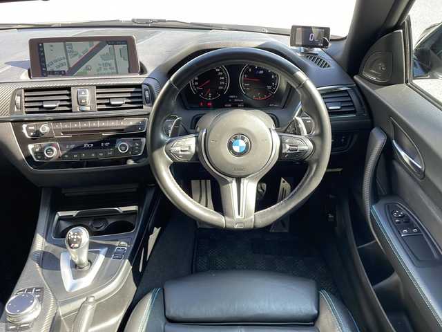 ＢＭＷ Ｍ２ 大阪府 2017(平29)年 6.2万km アルピンホワイトⅢ 純正メモリナビ/・DVD/CD/FM/AM/Bluetooth/ETC/ドライブレコーダー/レーダー探知機/バックカメラ/サンルーフ/衝突軽減ブレーキ/レーンキープアシスト/盗難防止装置/クルーズコントロール/ハーマンカードンスピーカー/革巻きステアリング/ステアリングリモコン/パドルシフト/メモリシート（D席）/パワーシート（D席+N席）/シートヒーター（D席+N席）/黒色レザーシート/コーナーセンサー/HIDヘッドライト/オートライト/オートエアコン/スマートキー×2/プッシュスタート/純正19インチアルミホイール/純正フロアマット/取扱説明書/保証書