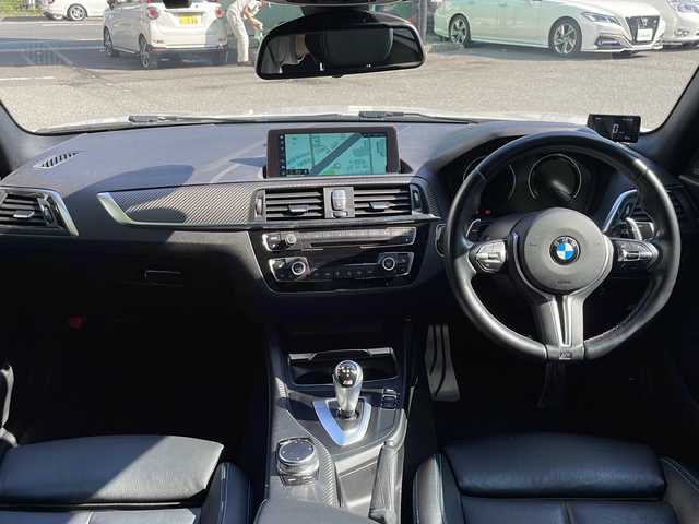 ＢＭＷ Ｍ２ 大阪府 2017(平29)年 6.2万km アルピンホワイトⅢ 純正メモリナビ/・DVD/CD/FM/AM/Bluetooth/ETC/ドライブレコーダー/レーダー探知機/バックカメラ/サンルーフ/衝突軽減ブレーキ/レーンキープアシスト/盗難防止装置/クルーズコントロール/ハーマンカードンスピーカー/革巻きステアリング/ステアリングリモコン/パドルシフト/メモリシート（D席）/パワーシート（D席+N席）/シートヒーター（D席+N席）/黒色レザーシート/コーナーセンサー/HIDヘッドライト/オートライト/オートエアコン/スマートキー×2/プッシュスタート/純正19インチアルミホイール/純正フロアマット/取扱説明書/保証書