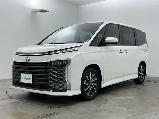 トヨタ ヴォクシー ハイブリッド S－Z 岡山県 2024(令6)年 1.4万km ホワイトパールクリスタルシャイン メーカーオプション/・純正10.5インチディスプレイオーディオプラス/　車載ナビ Bluetooth USB AppleCarPlay /   AndroidAuto/・パノラミックビューモニター/・パーキングアシスト /・プロジェクター式LEDヘッドライト/・快適利便パッケージhigh/　パワーバックドア/　２列目シートヒーター/オットマン/・DVD/CD/地デジ/HDMI/ディーラーオプション/・純正13.1インチフリップダウンモニター/・ETC2.0ユニット/・ALPINE12インチデジタルミラー /・シートヒーター/・ステアリングヒーター/・トヨタセーフティセンス/　レーダークルーズコントロール/　プリクラッシュセーフティ/　レーンキープアシスト/　誤発進抑制/　オートハイビーム /・GRドアプロテクター/・両側パワースライドドア /・クリアランスソナー/・プッシュスタート /・スマートキー/・純正17インチアルミホイール